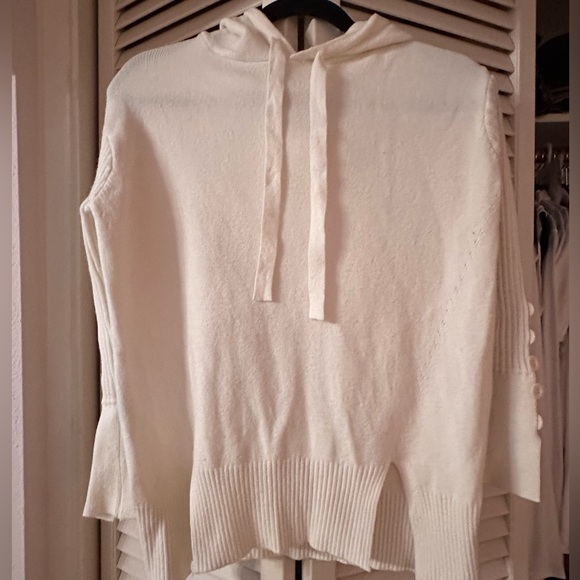 Light weight sweater hoodie perfect for spring - Picture 2 of 7